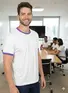 Camiseta lisa punho de outra cor