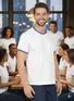 Camiseta lisa punho de outra cor