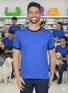 Camiseta lisa punho de outra cor