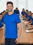 Camiseta lisa punho de outra cor