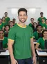 Camiseta lisa punho de outra cor