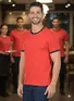Camiseta lisa punho de outra cor